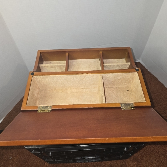 Wooden valet tray with dividers and velvet lining - Picture 6 of 8